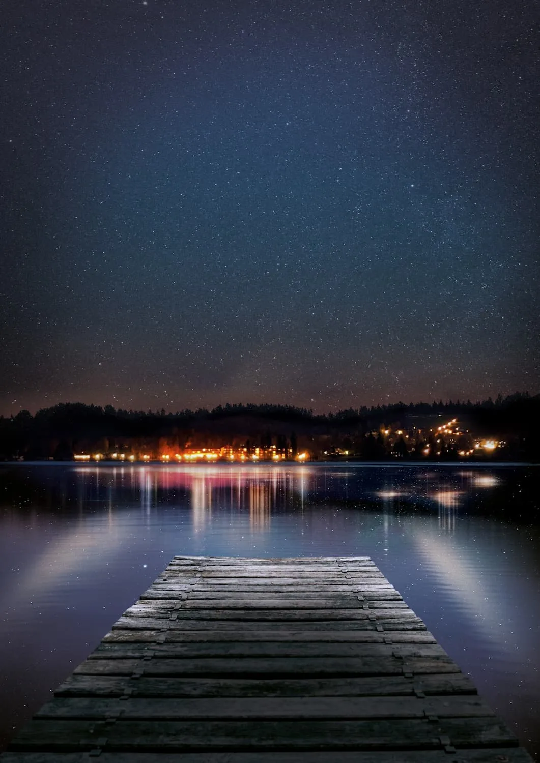 Vista del lago de Cazalegas bajo el cielo nocturno