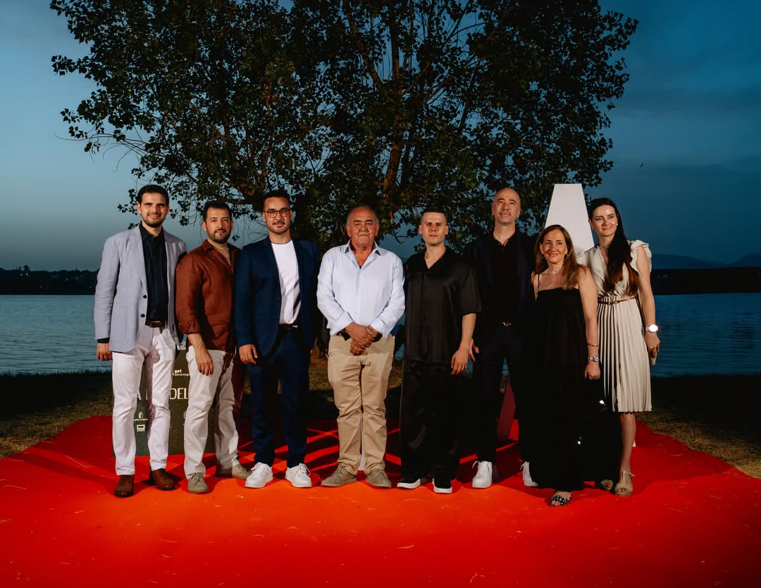 Asistentes disfrutando de la experiencia de cine al aire libre en Cazalegas