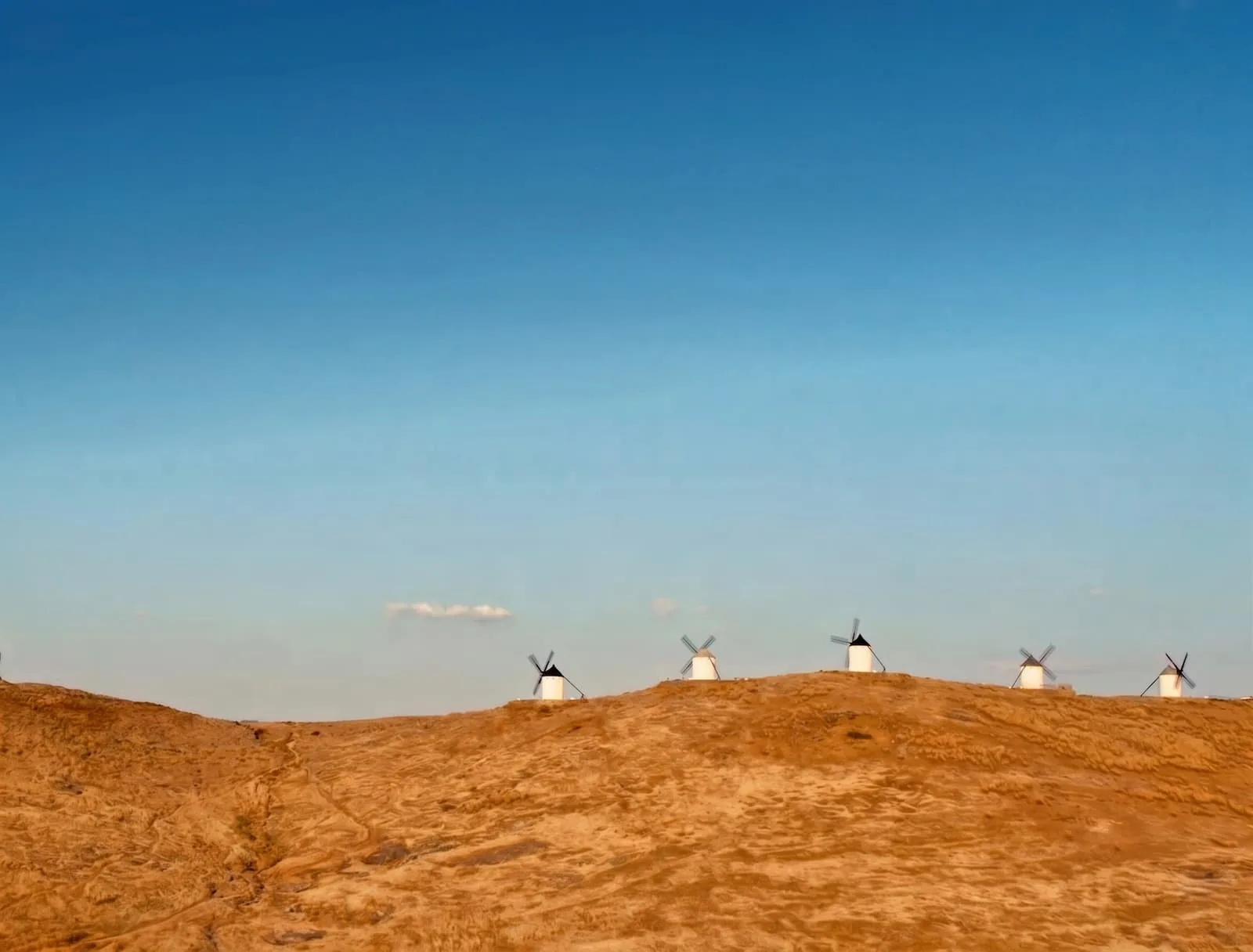 Vista panorámica de Consuegra con sus molinos